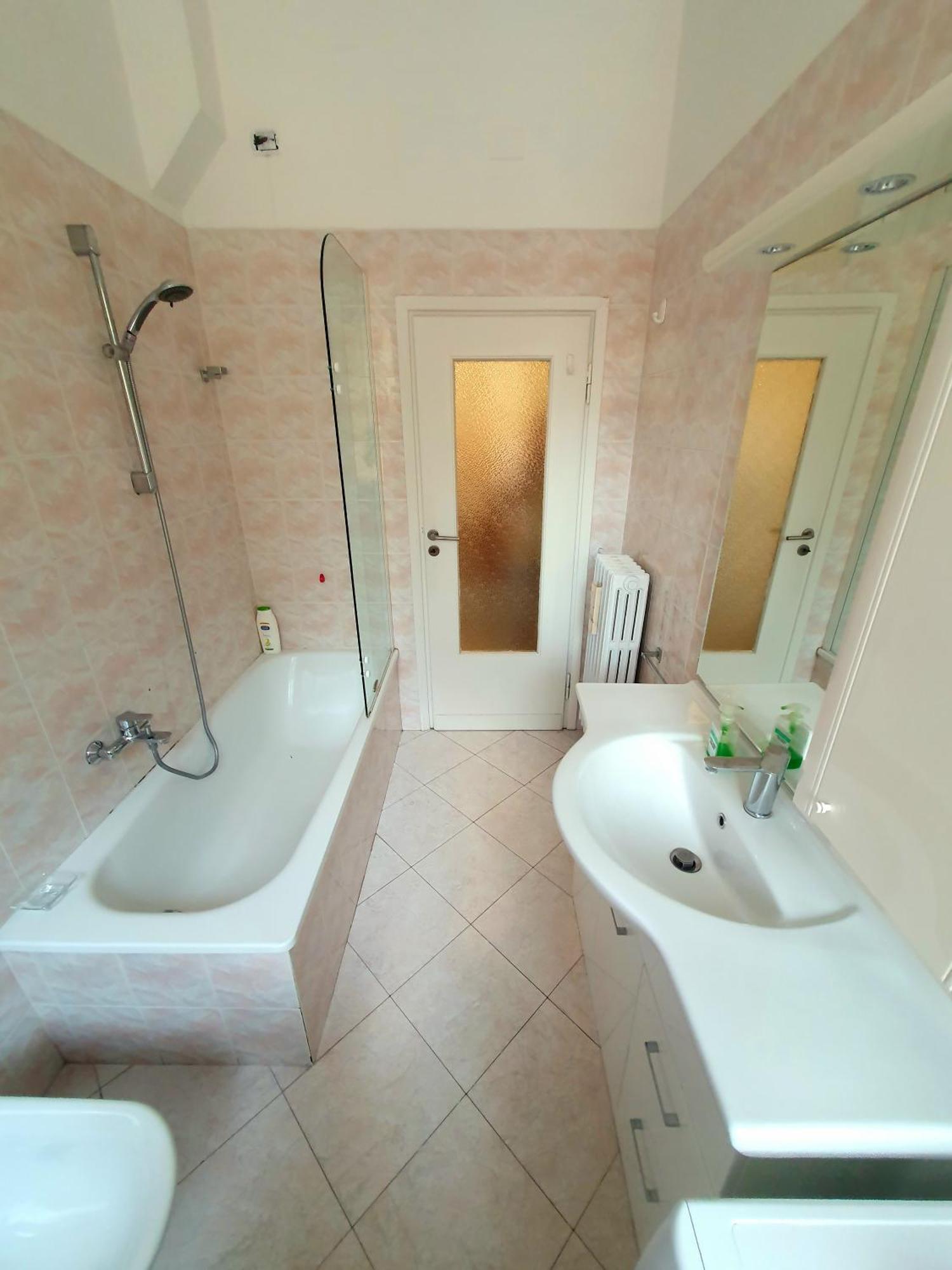 Spacious Three-Room Apartment In Saragozza Bologna Exteriör bild